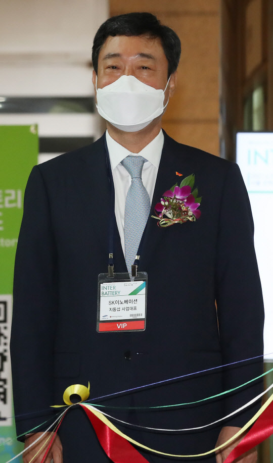 지동섭 SK이노베이션 사업대표가 9일 오전 서울 강남구 코엑스에서 열린 배터리 전문 전시회 '인터배터리', 친환경 전기차 엑스포 'xEv 트렌드 코리아 2021'개막식에 참석하고 있다. <연합뉴스>